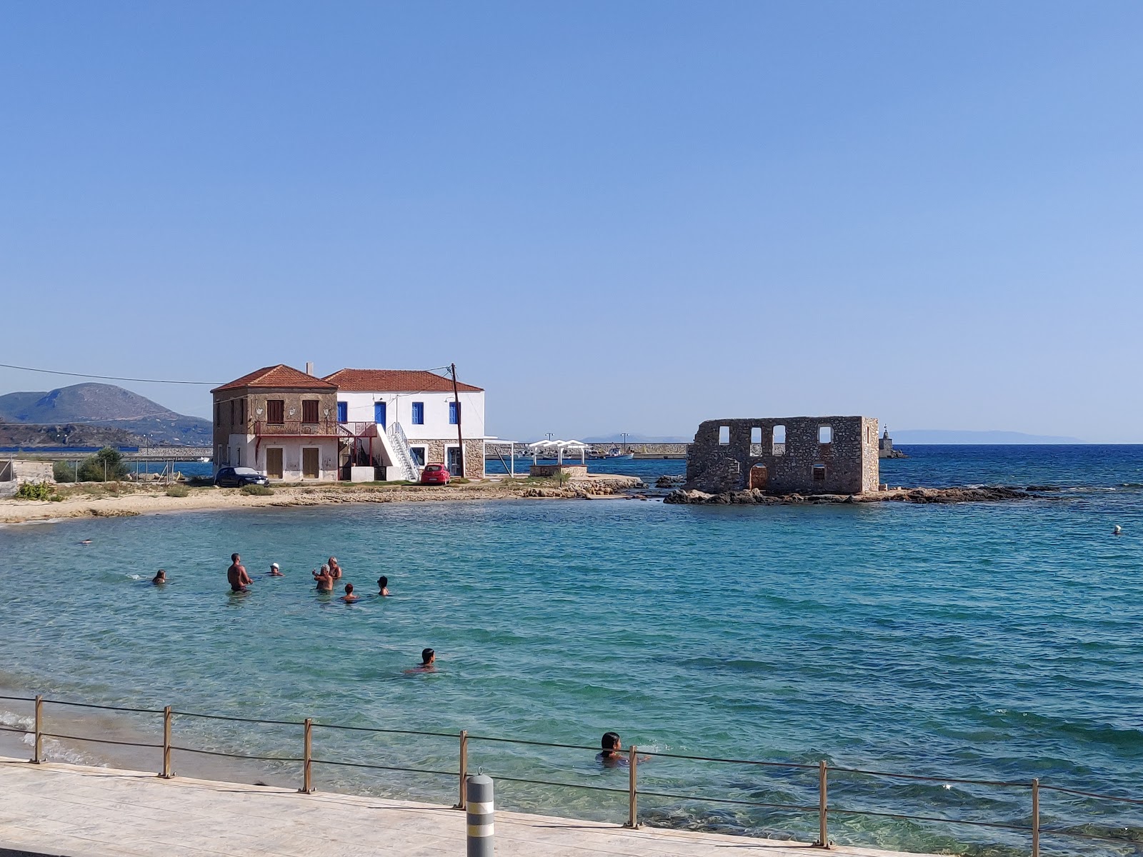 Photo de Plytra beach avec baie spacieuse