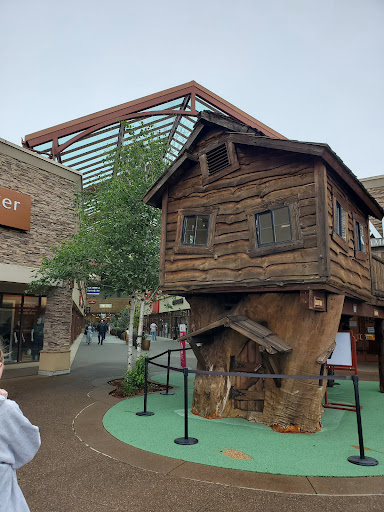 Shopping Mall «Woodburn Premium Outlets», reviews and photos, 1001 N Arney Rd, Woodburn, OR 97071, USA