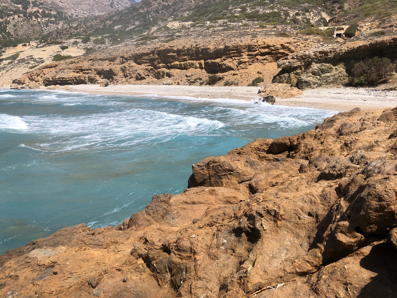 Foto de Adeia beach com água verde clara superfície