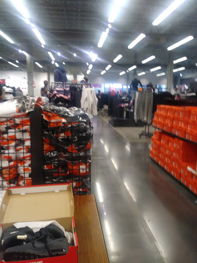 Clothing Store «Nike Factory Store», reviews and photos, 5220 Fashion Outlets Way #1125, Rosemont, IL 60018, USA