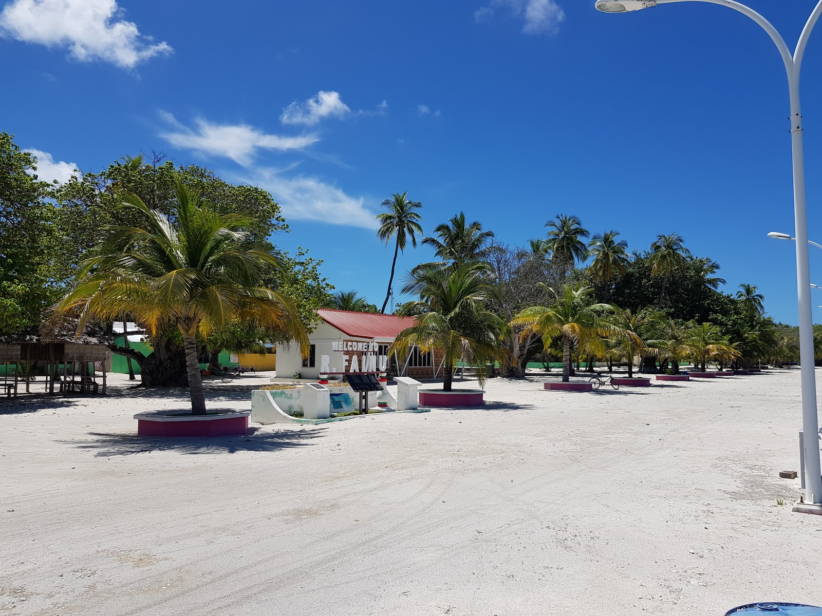 Valokuva Fainu Island Beachista. pinnalla turkoosi puhdas vesi:n kanssa