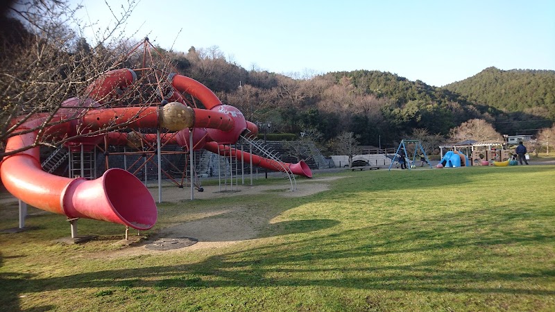 森と湖畔の公園中央広場