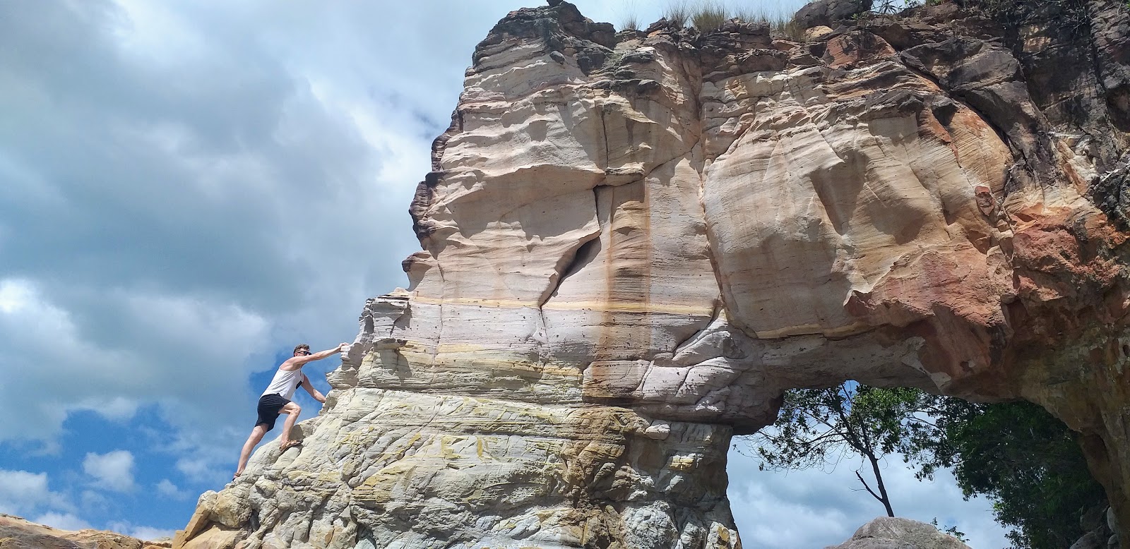 Laem Chamuk Khwai Beach'in fotoğrafı dağlarla çevrili