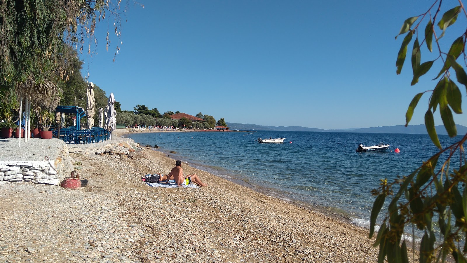 Foto av Malaki beach med svart sand och småstenar yta