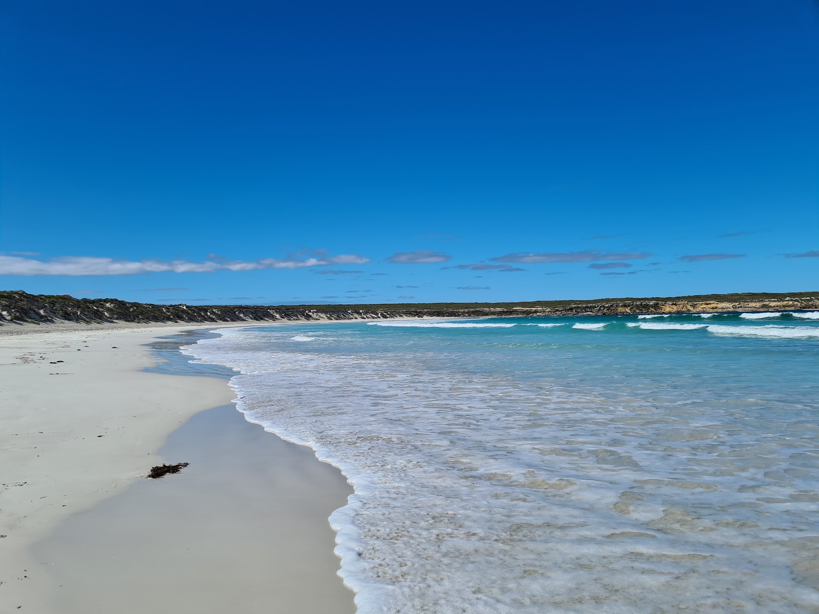 Foto von Fishery Bay Beach mit heller sand Oberfläche