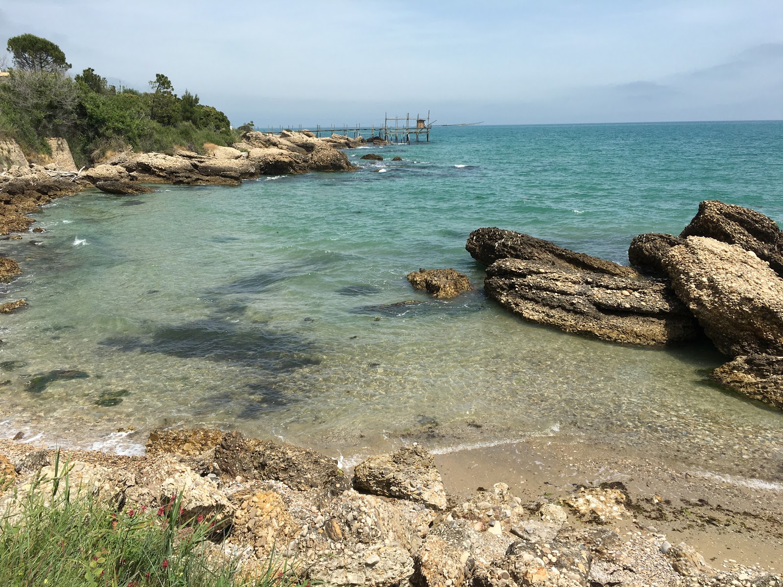 Foto von Torricella Beach mit beiger kiesel Oberfläche