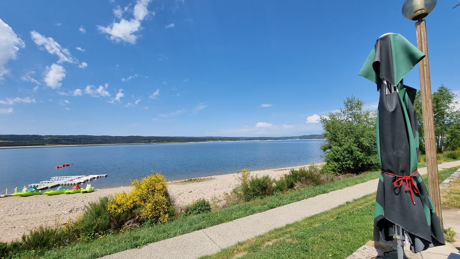 Plage du Lac de Naussac'in fotoğrafı imkanlar alanı