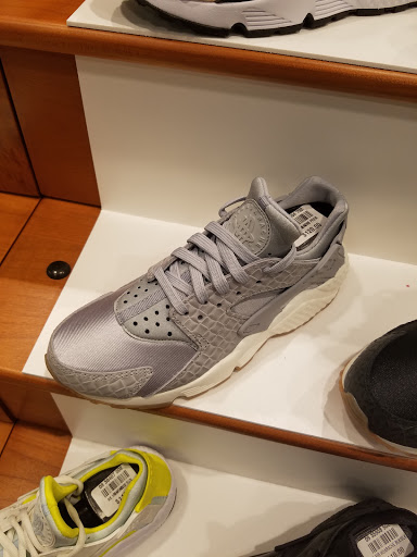 Shoe Store «Champs Sports», reviews and photos, 16535 Southwest Fwy #320A, Sugar Land, TX 77479, USA