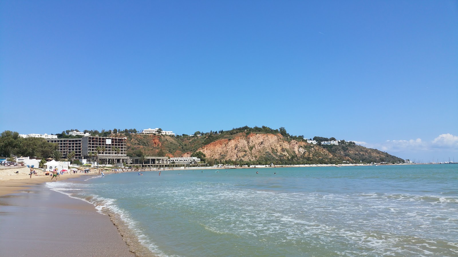 Foto di Amilcar Beach con una superficie del sabbia beige