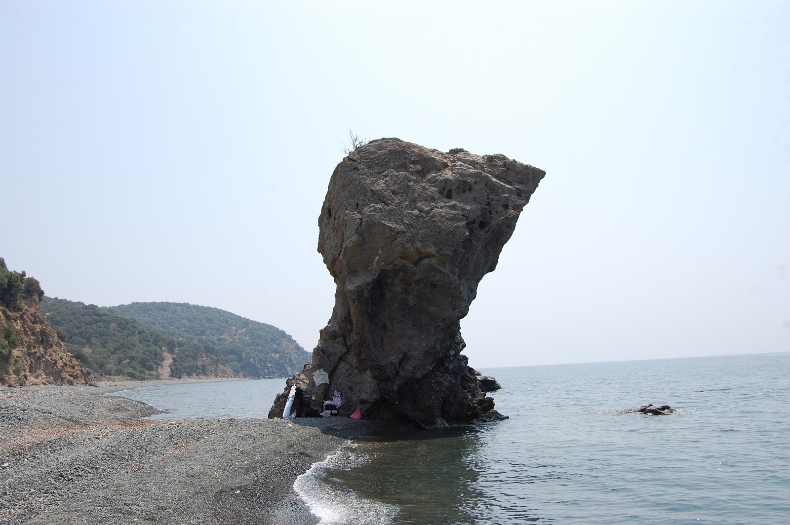 Fotografie cu Dafnes II cu o suprafață de apa pură turcoaz
