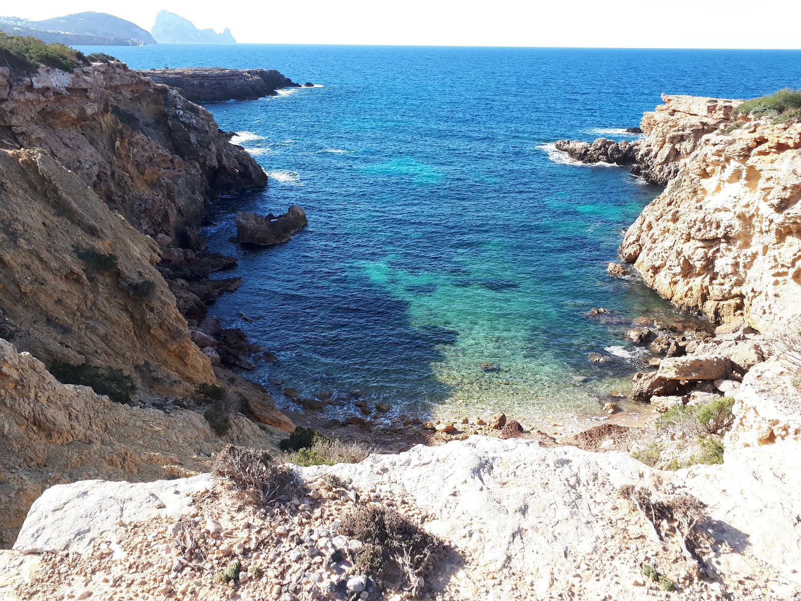 Cala Llentia'in fotoğrafı mavi saf su yüzey ile