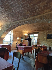 Atmosphère du Restaurant français Restaurant La Fontaine à Cliousclat - n°12