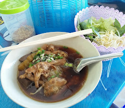 ก๋วยเตี๋ยวหมูตุ๋นไก่ตุ๋น หลังโรงเรียนดรุณาราชบุรี photo