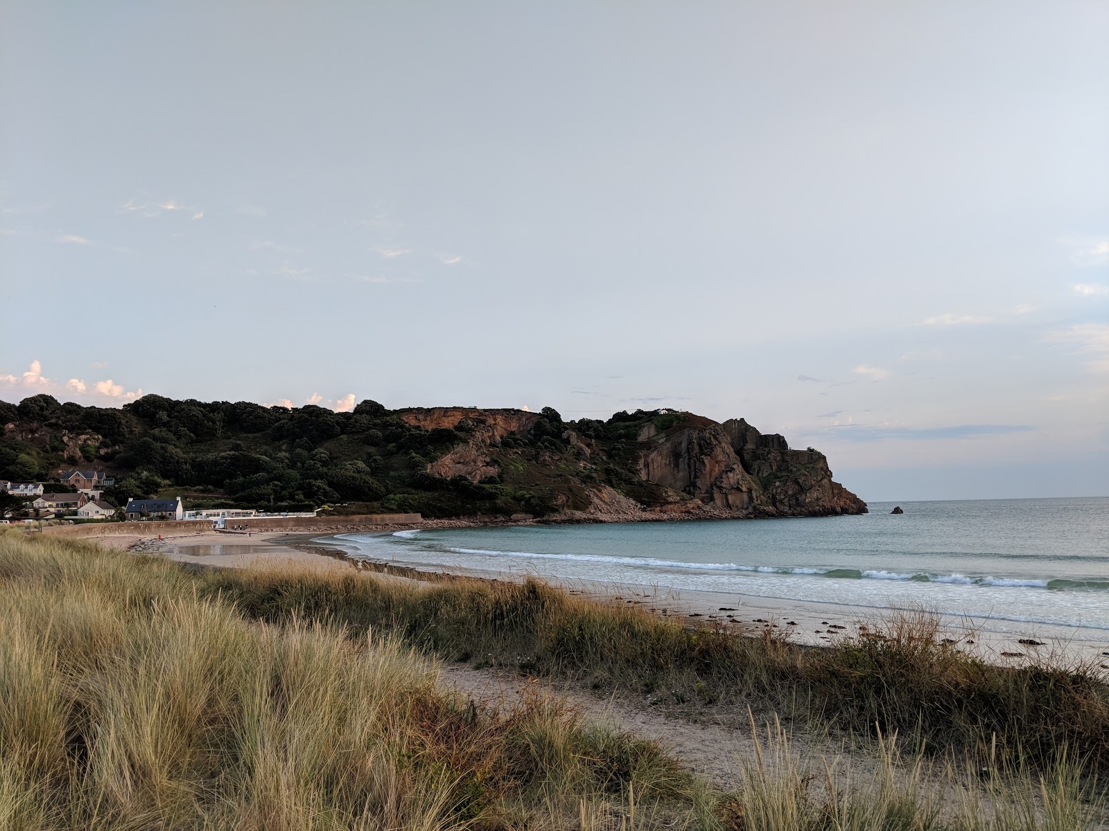 Fotografie cu Ouaisne Beach - locul popular printre cunoscătorii de relaxare