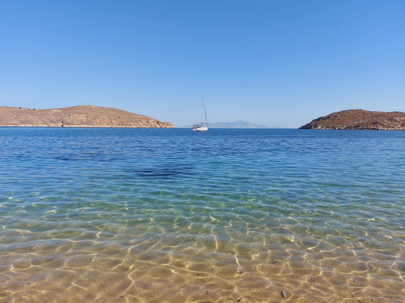 Livadakia beach'in fotoğrafı uçurumlarla desteklenmiş