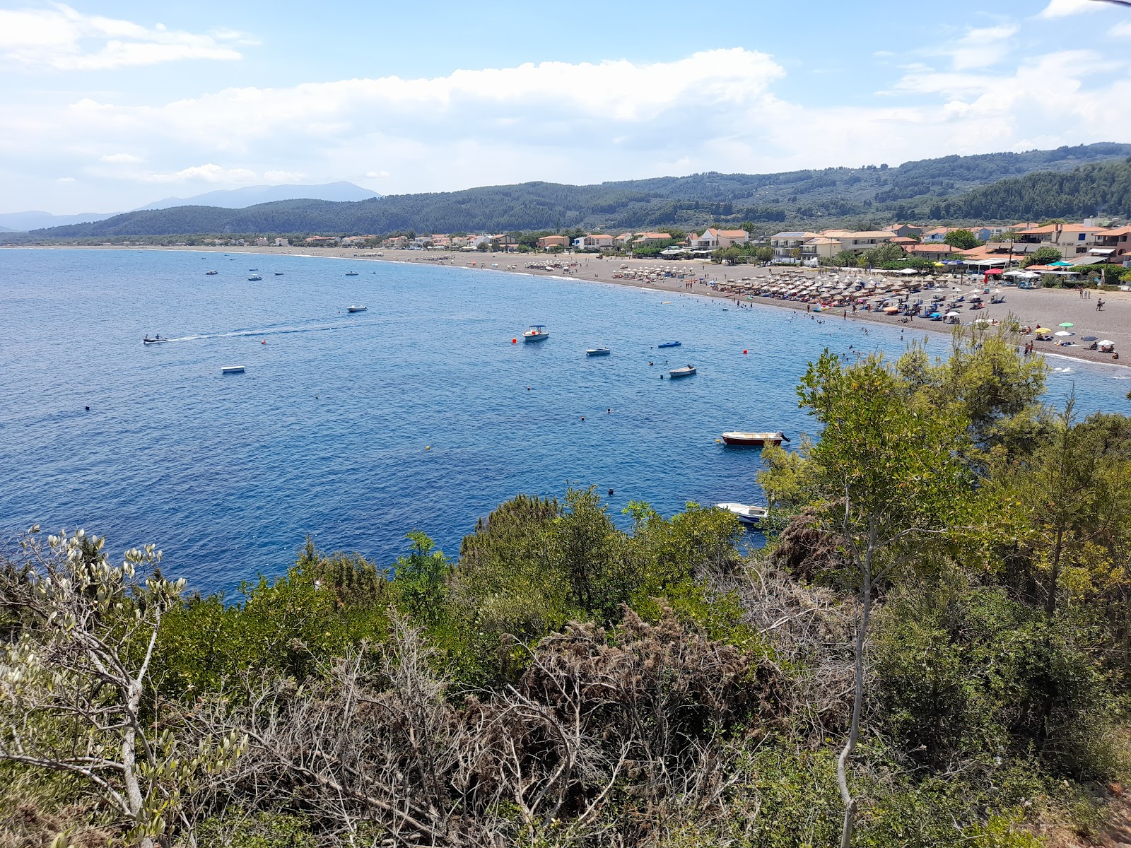 Valokuva Agios Anna beachista. pinnalla ruskea hieno pikkukivi:n kanssa