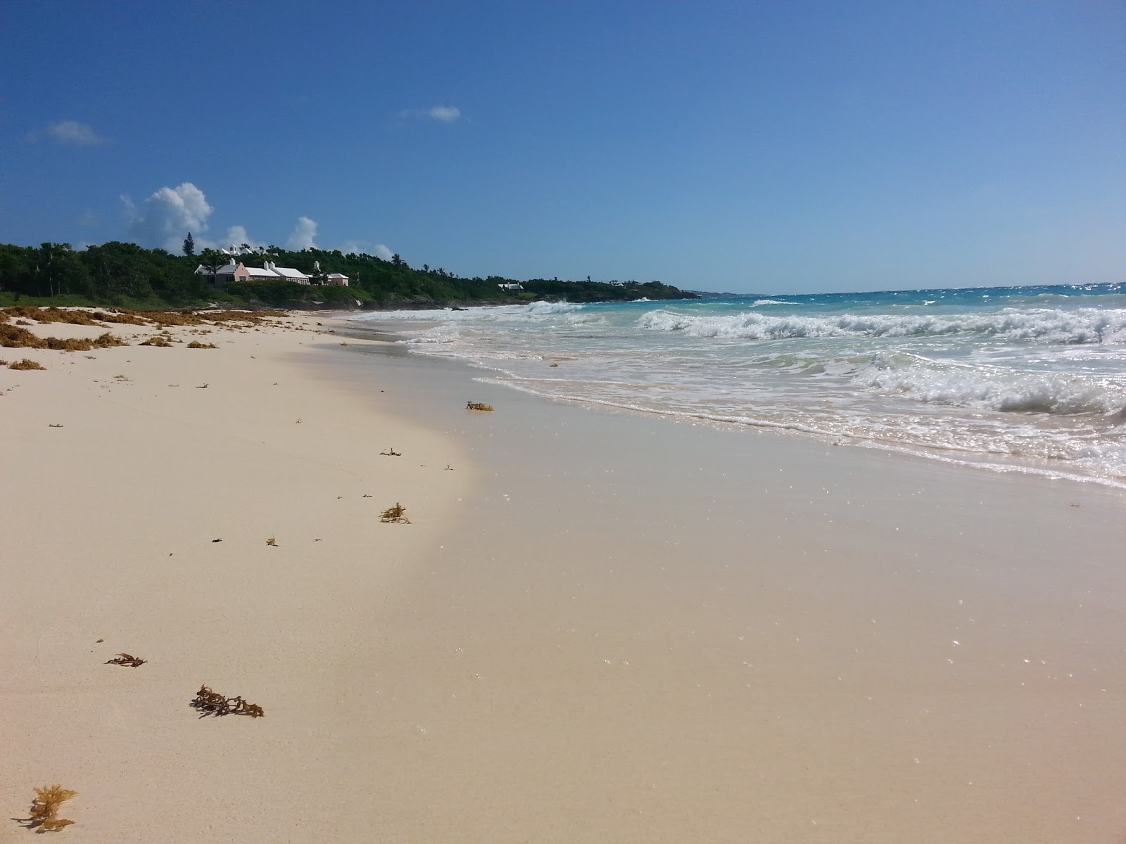 Foto de Grape Bay Beach com areia bege fina superfície