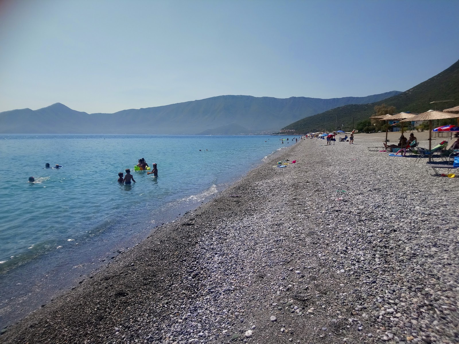 Foto di Paralia Plakas con una superficie del acqua turchese