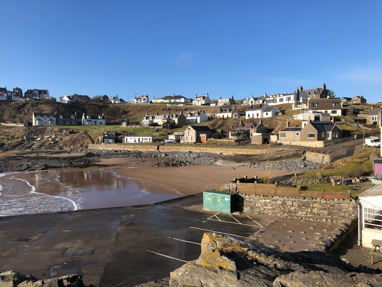 Collieston Beach'in fotoğrafı uçurumlarla desteklenmiş