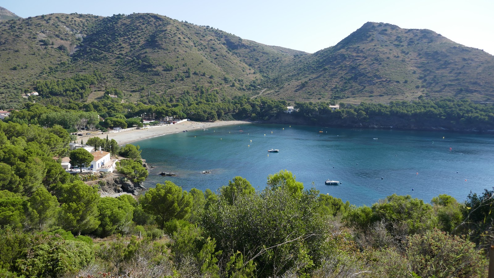 Photo of Cala Montjoi with gray sand &  pebble surface