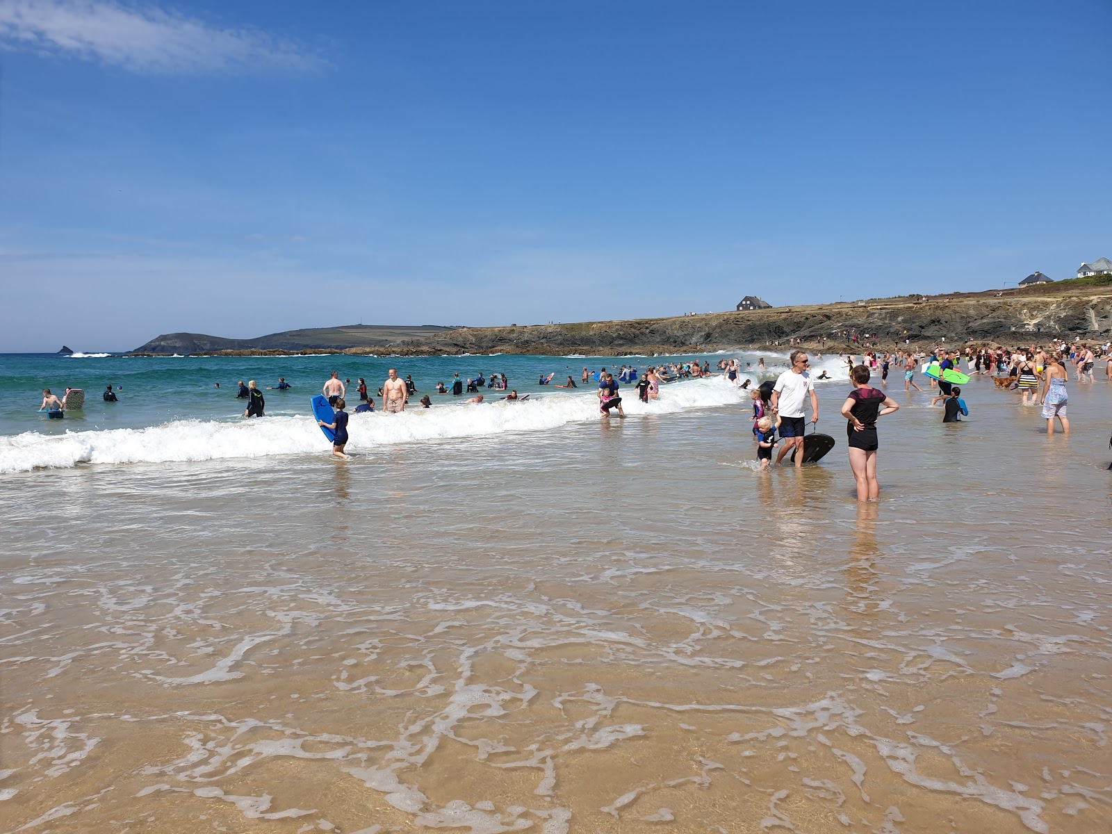 Foto von Treyarnon Bay umgeben von Bergen