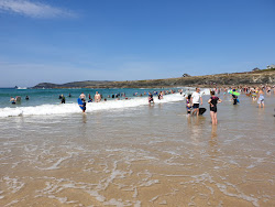 Foto von Treyarnon Bay umgeben von Bergen