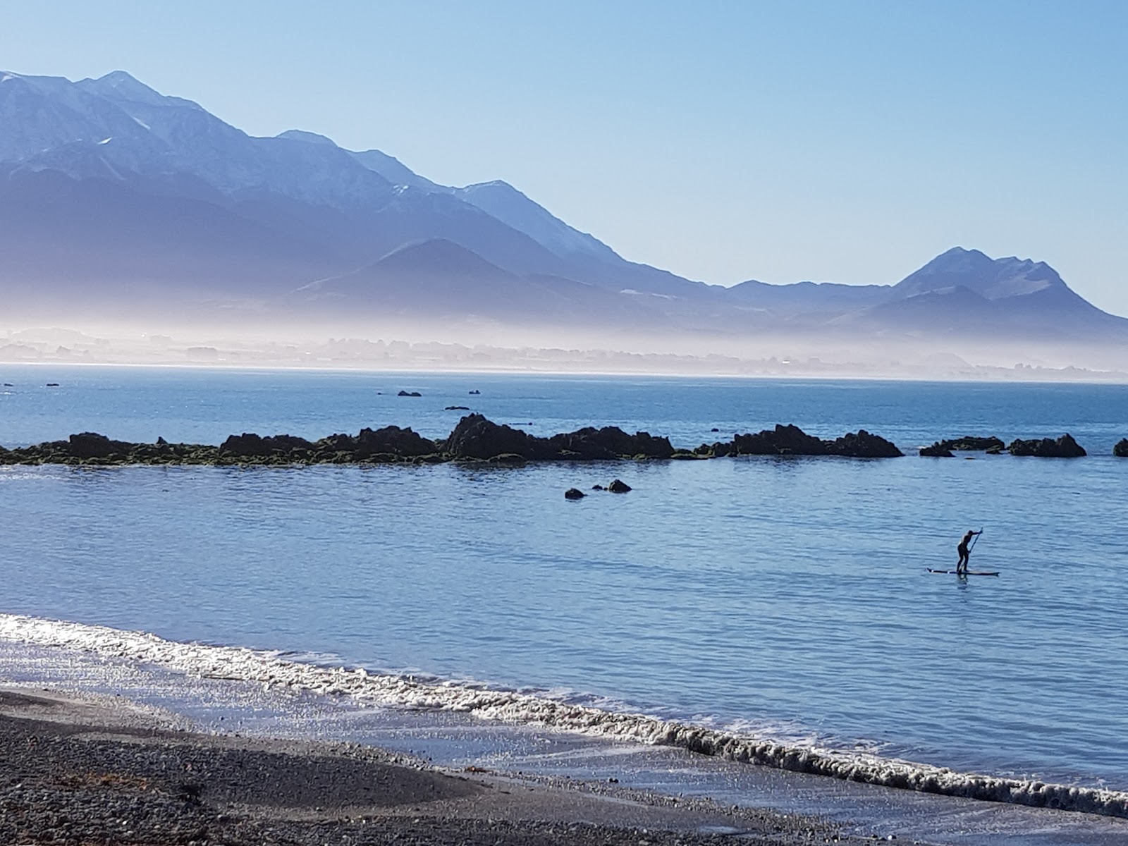 Foto von Kaikoura Beach von Klippen umgeben