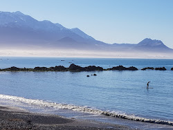 Foto von Kaikoura Beach von Klippen umgeben