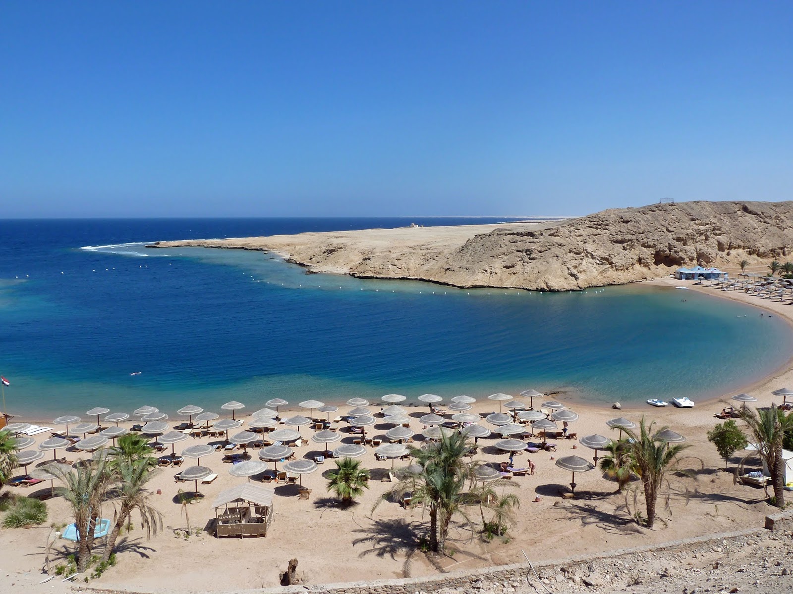 Foto di Spiaggia di Al Nabila Grand Bay Makadi con una superficie del sabbia beige
