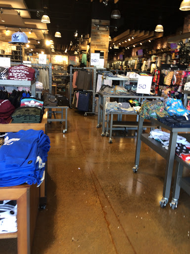 Clothing Store «Tillys», reviews and photos, 343 N Alafaya Trail, Orlando, FL 32828, USA
