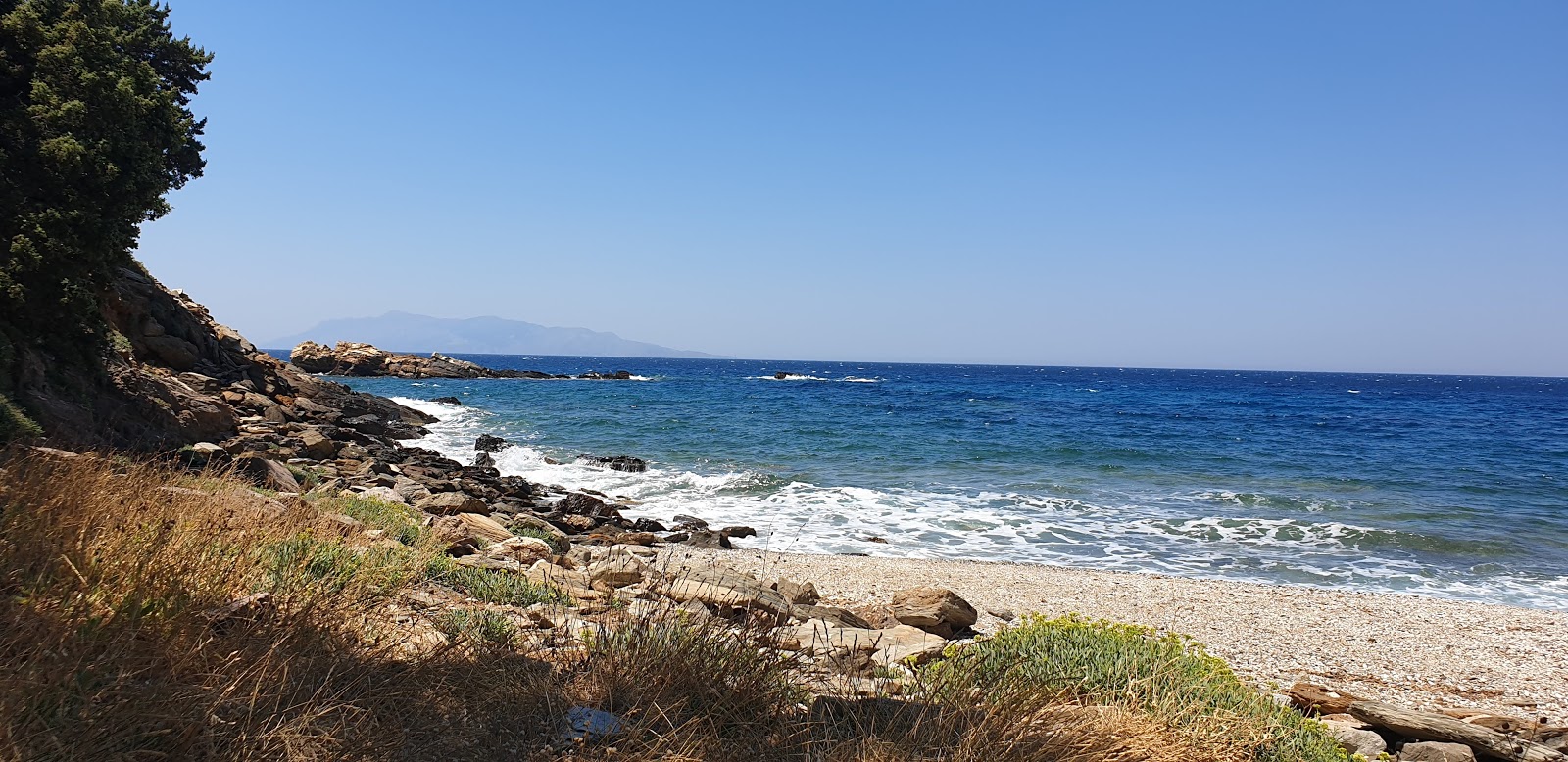 Kedros beach'in fotoğrafı çok temiz temizlik seviyesi ile