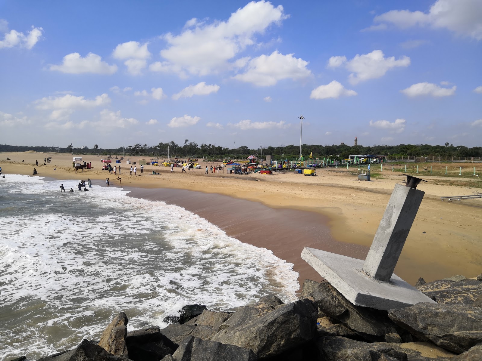 Valokuva Mahabalipuram Beachista. pinnalla turkoosi puhdas vesi:n kanssa