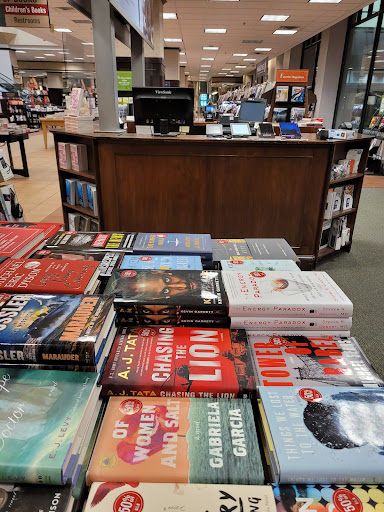 Book Store «Barnes and Noble», reviews and photos, 2500 N Mayfair Rd, Milwaukee, WI 53226, USA