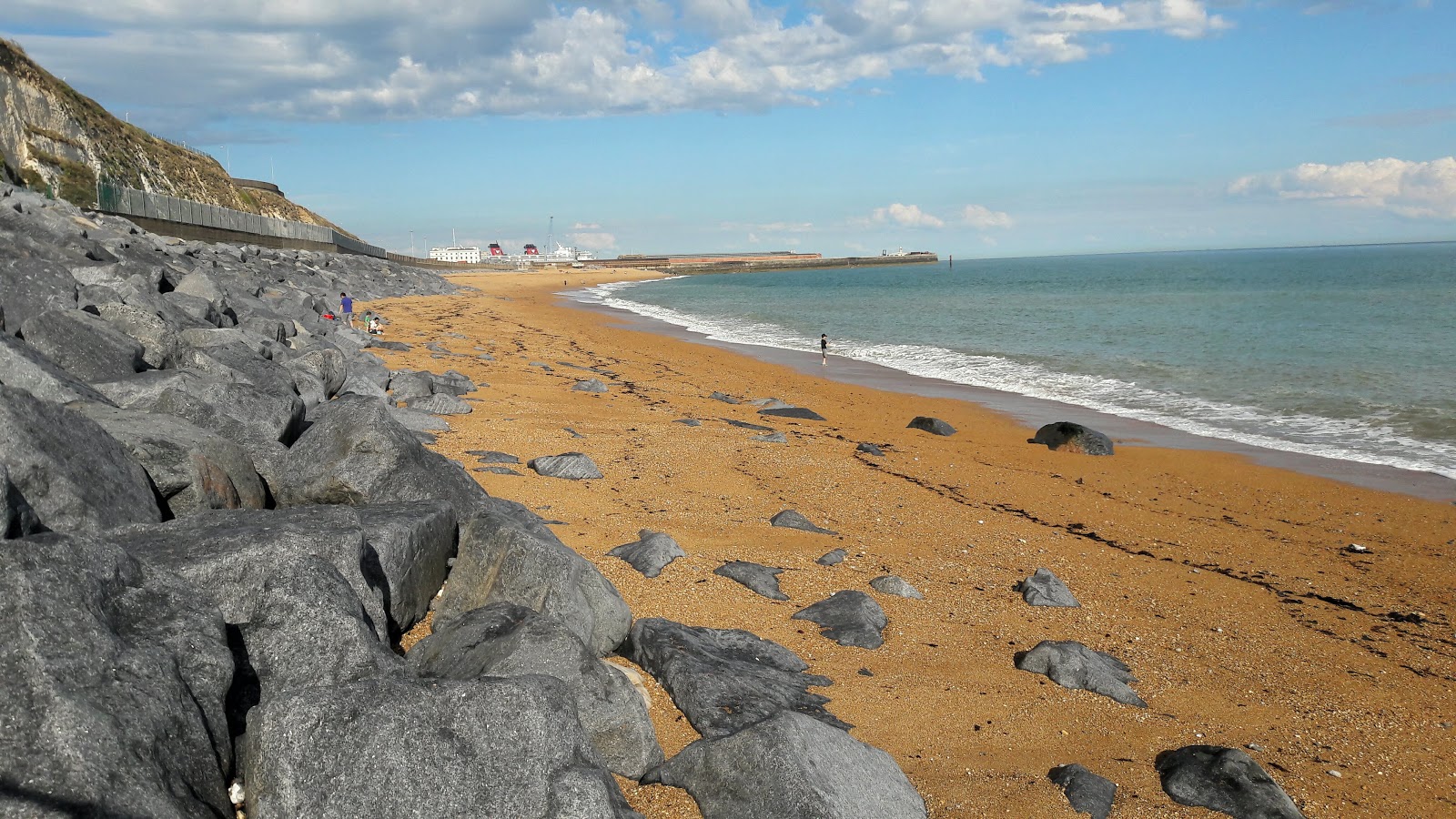 Shakespeare Beach'in fotoğrafı dağlarla çevrili