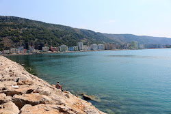 Foto de Shengjin Beach apoiado por penhascos