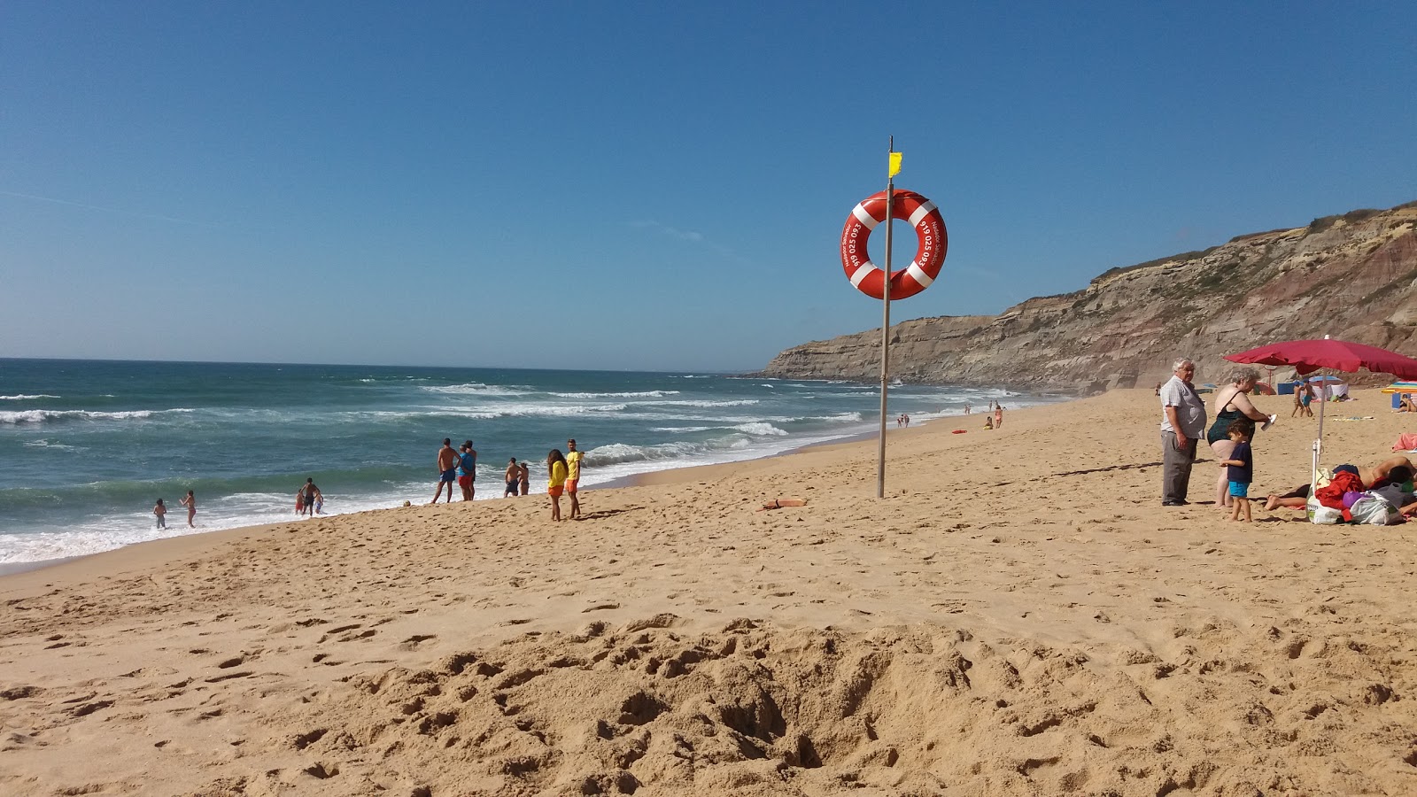 Foto von Praia de Valmitao von Klippen umgeben