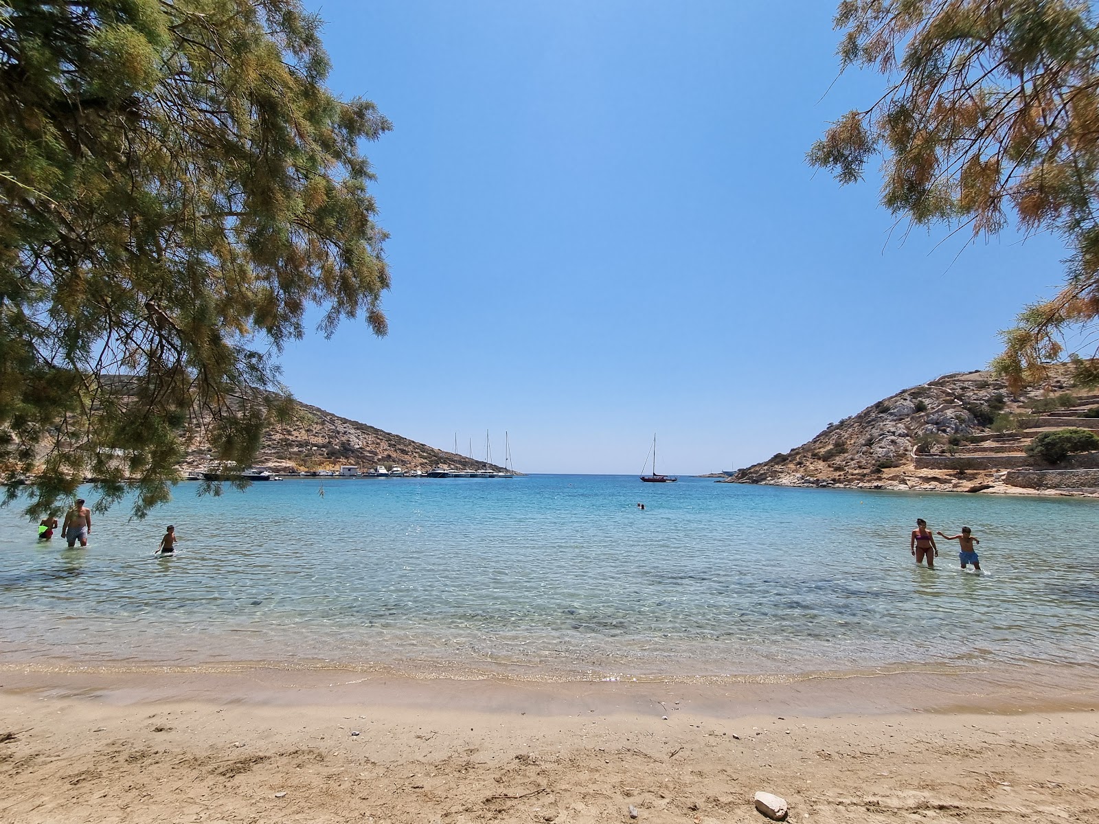Foto van Mersini Beach met ruime baai