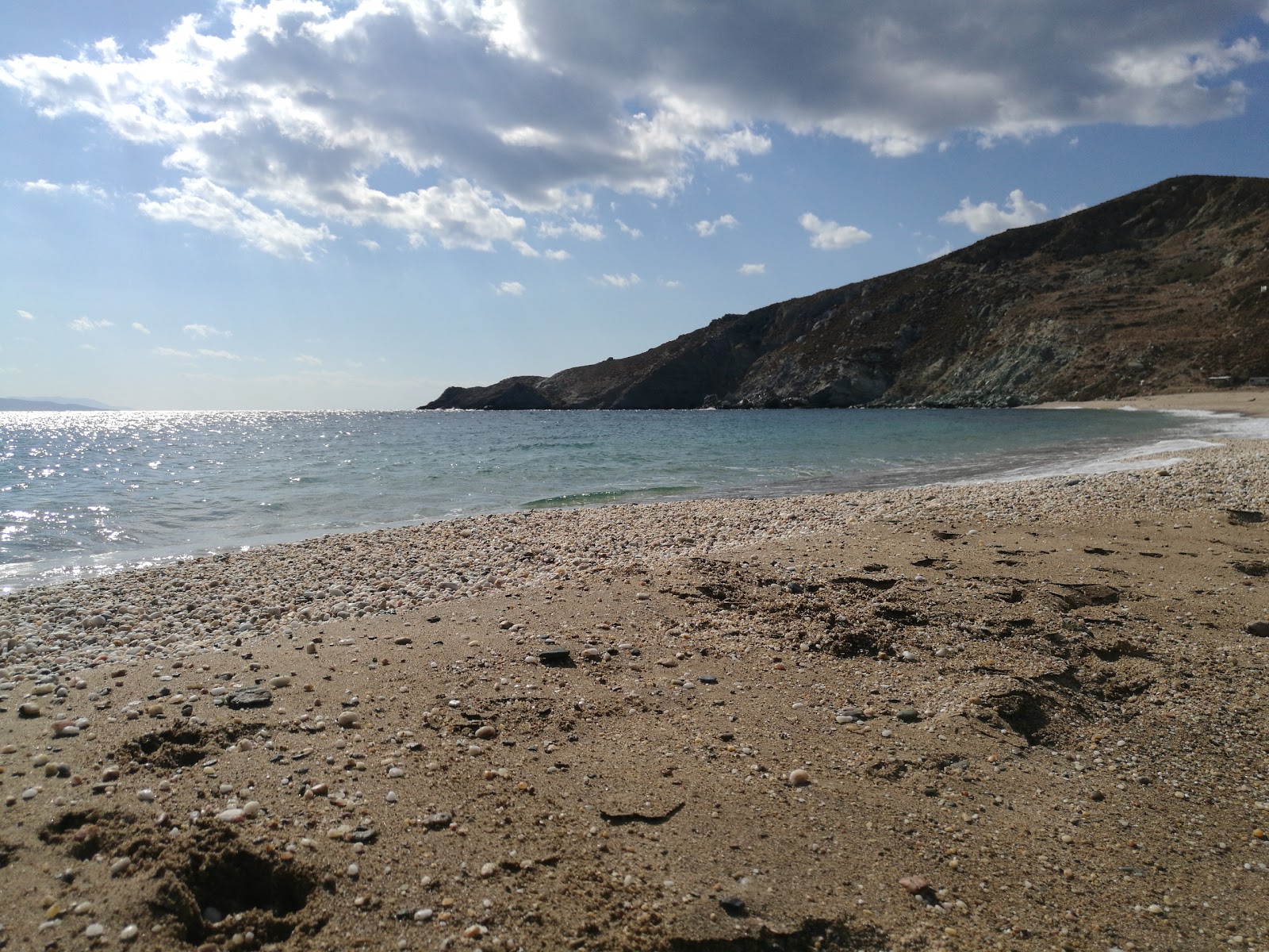 Fotografie cu Livadi beach cu golful spațios