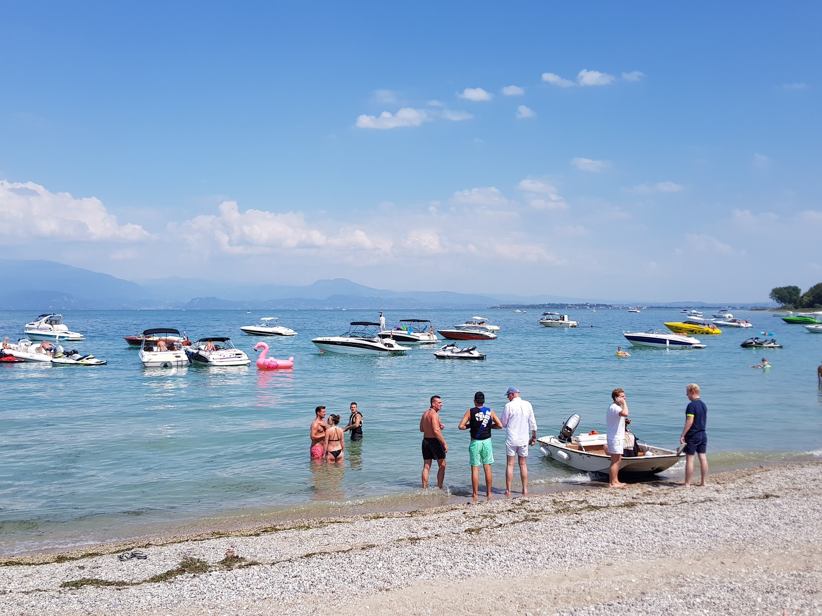 Photo de Lido di Lonato avec un rivage spacieux