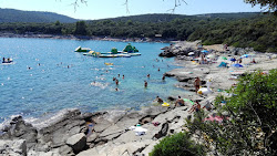 Foto von Skrila beach befindet sich in natürlicher umgebung