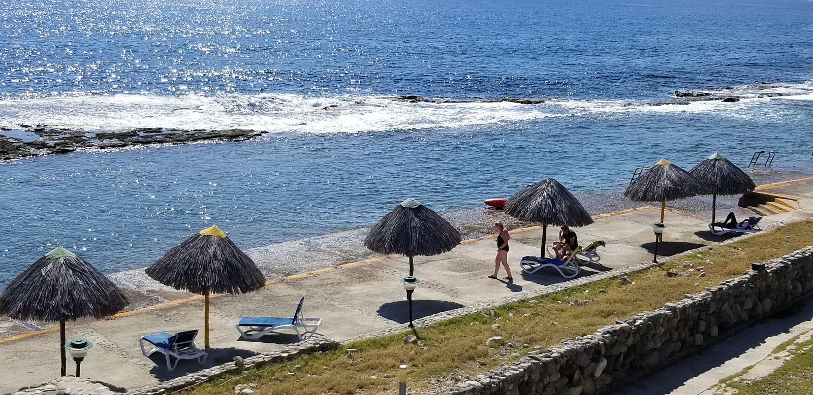 Foto van Playa de Sigua met betonbedekking oppervlakte