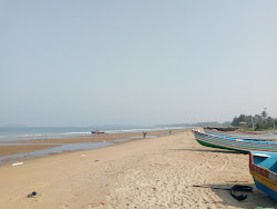 Foto van Karwar Beach en de nederzetting
