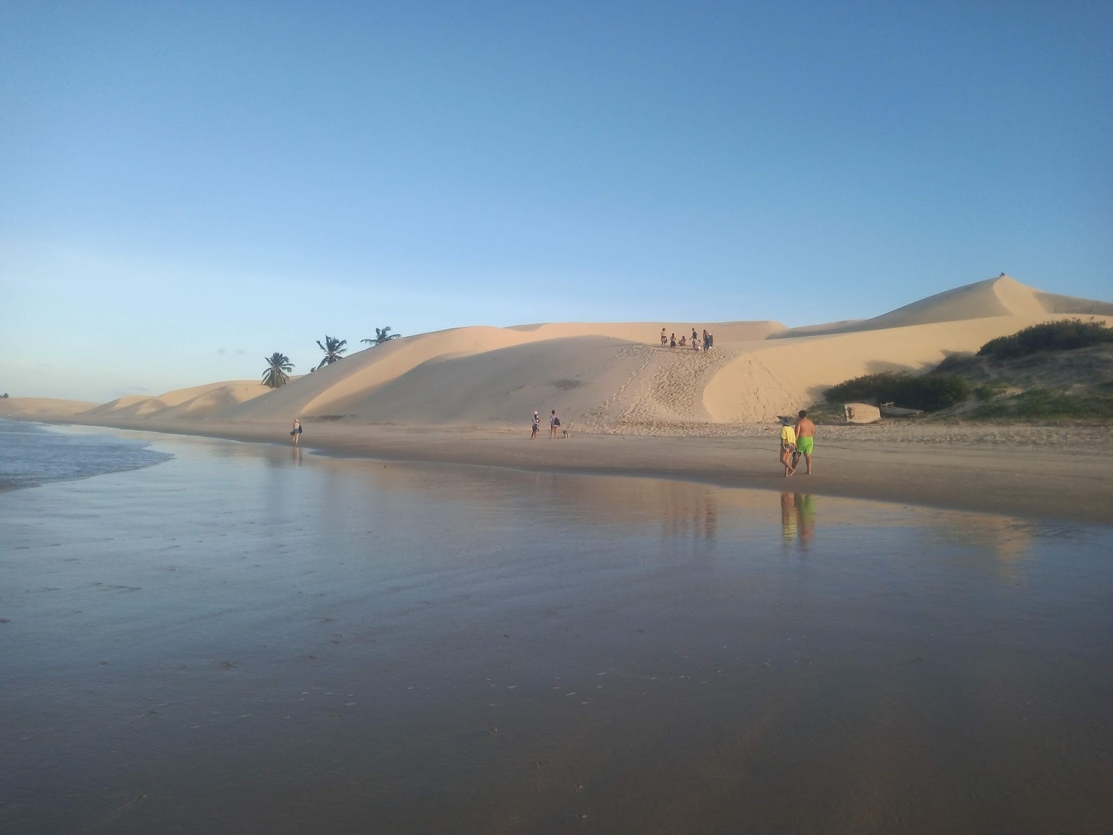Foto von Praia Das Almas. mit geräumige küstenlinie