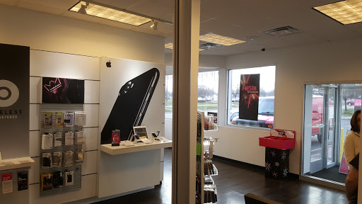 Cell Phone Store «T-Mobile», reviews and photos, 37310 S Gratiot Ave, Charter Twp of Clinton, MI 48036, USA