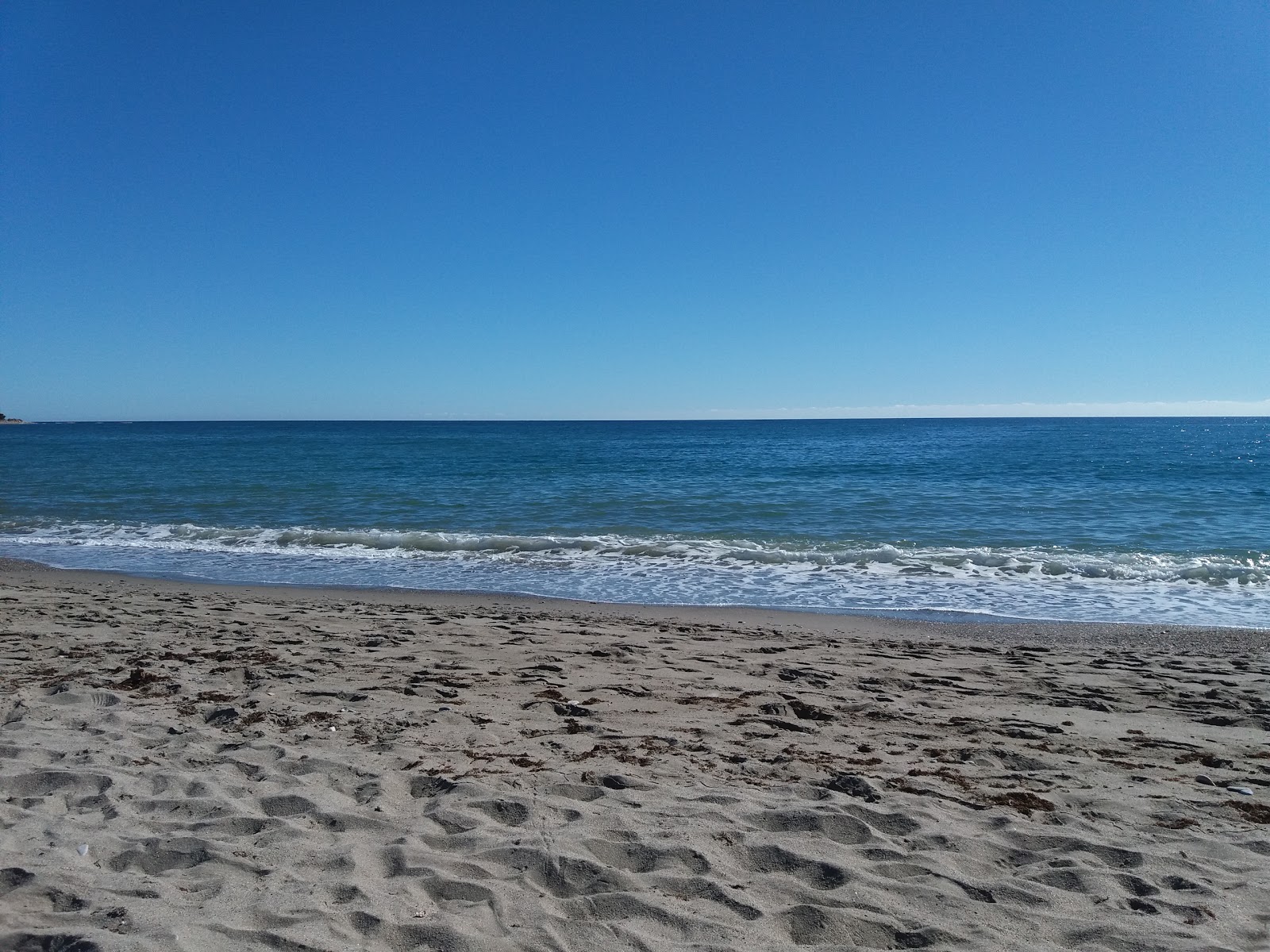 Playa de Quitapellejos'in fotoğrafı - rahatlamayı sevenler arasında popüler bir yer