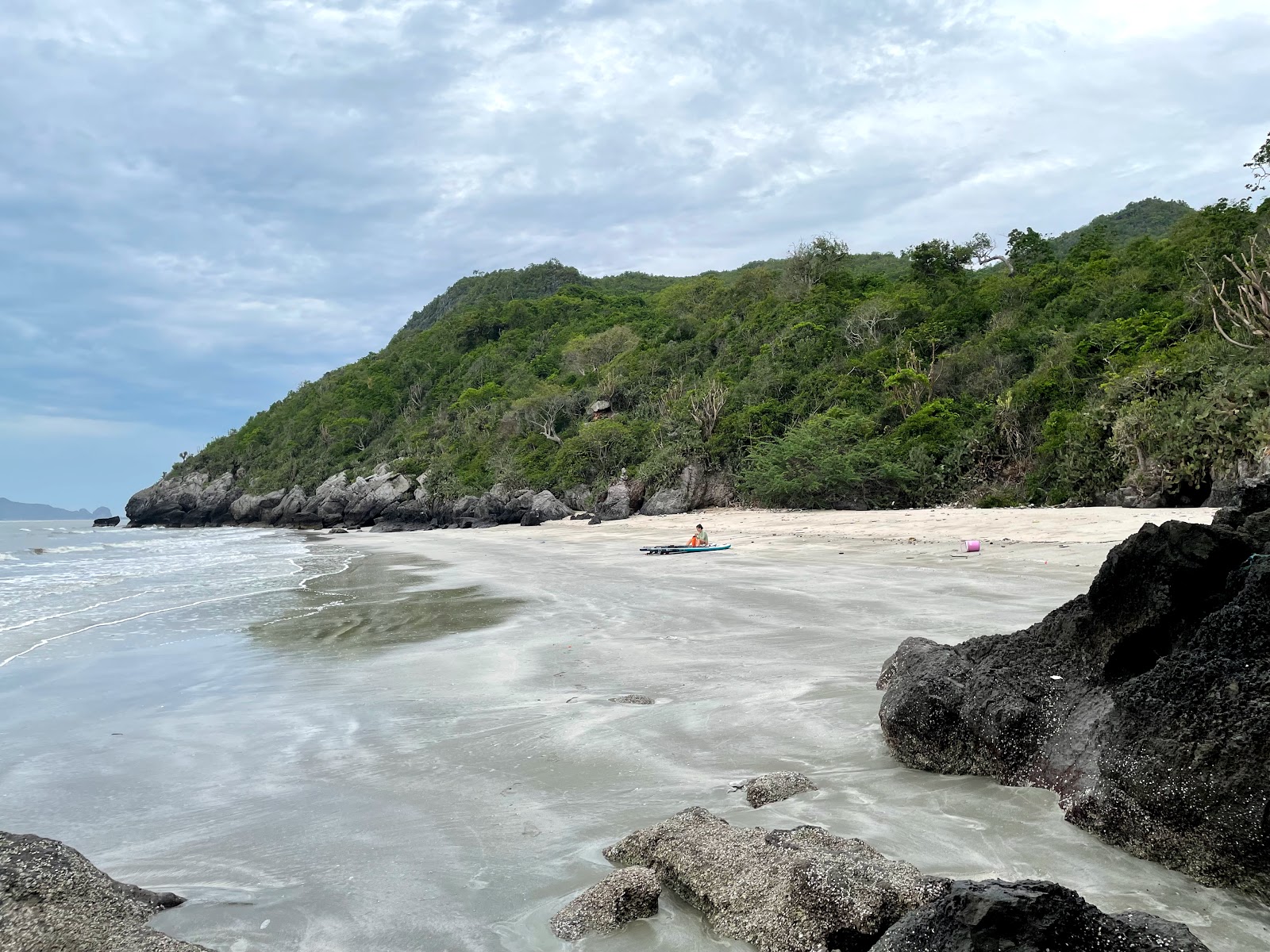 Φωτογραφία του Sam Phraya Little Beach με μπεζ άμμος με κοχύλια επιφάνεια