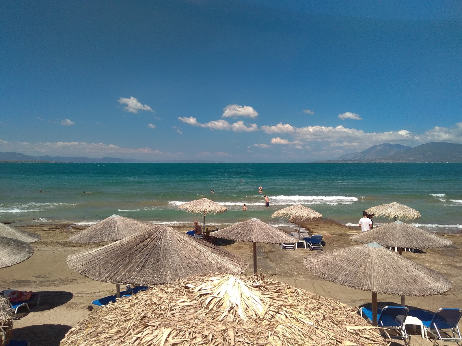 Foto van Kalamia beach met bruin water oppervlakte