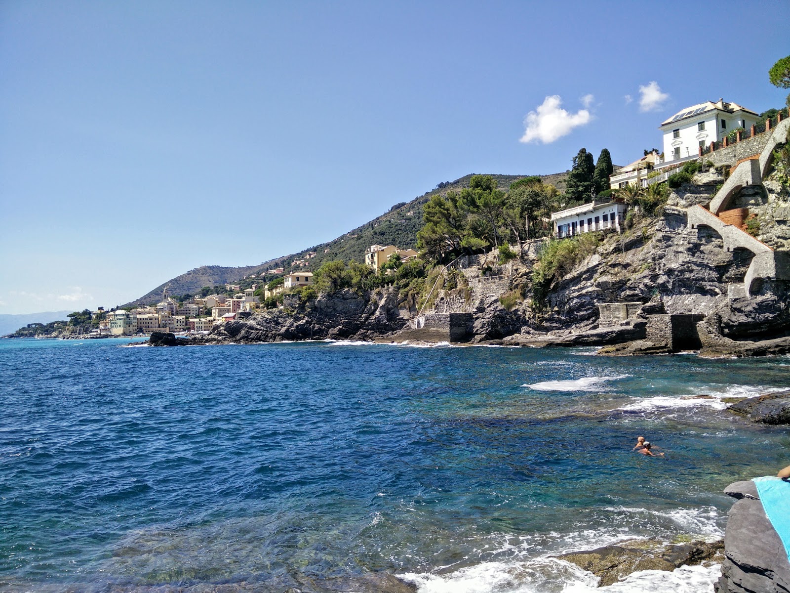 Spiaggia Scogliera di Pontetto的照片 带有蓝色纯水表面