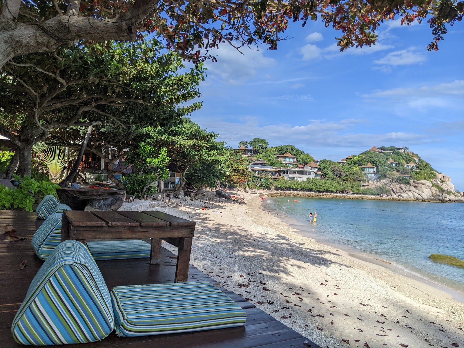 Haad Sai Daeng Beach'in fotoğrafı uçurumlarla desteklenmiş