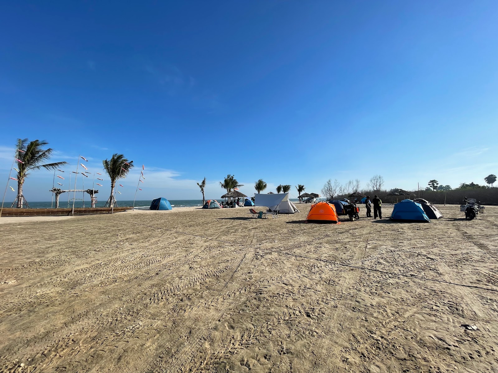 Foto de Chaam Beach con arena beige superficie